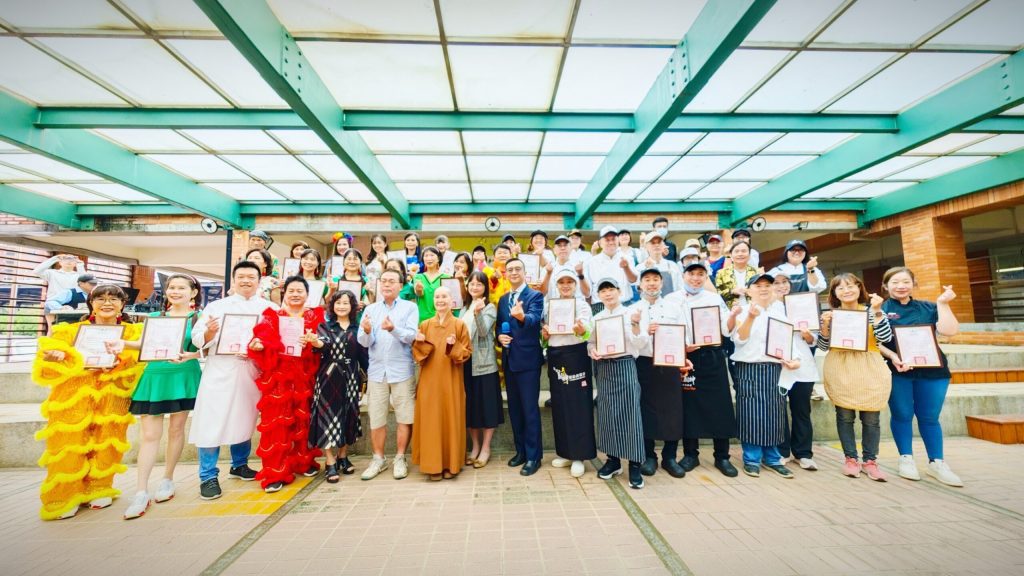 獨老共餐看秀樂開懷   台師大衛教系攜手會稽國中推動高老師健促團隊