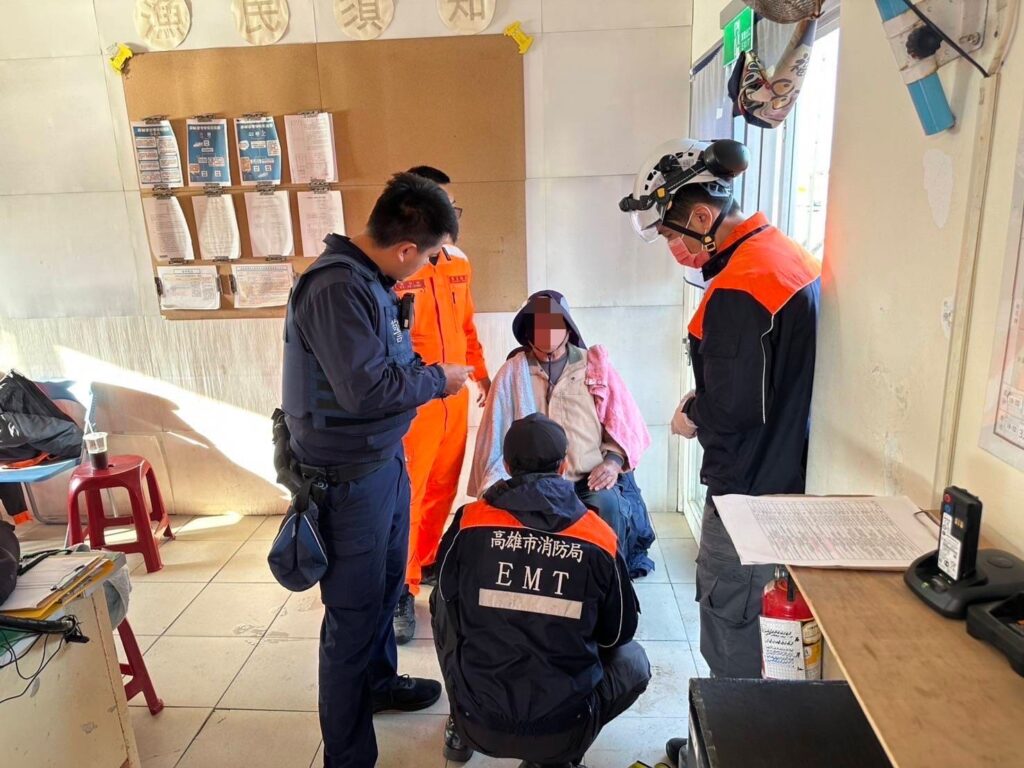 蚵子寮漁港民眾落海　海巡眼尖救援挽性命