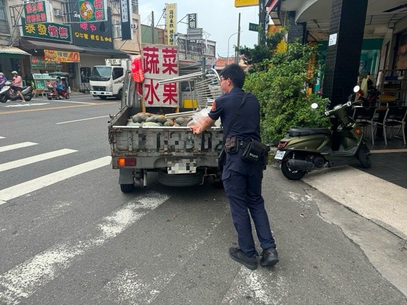 車子發不動路上顧路　暖心內埔警協助移車