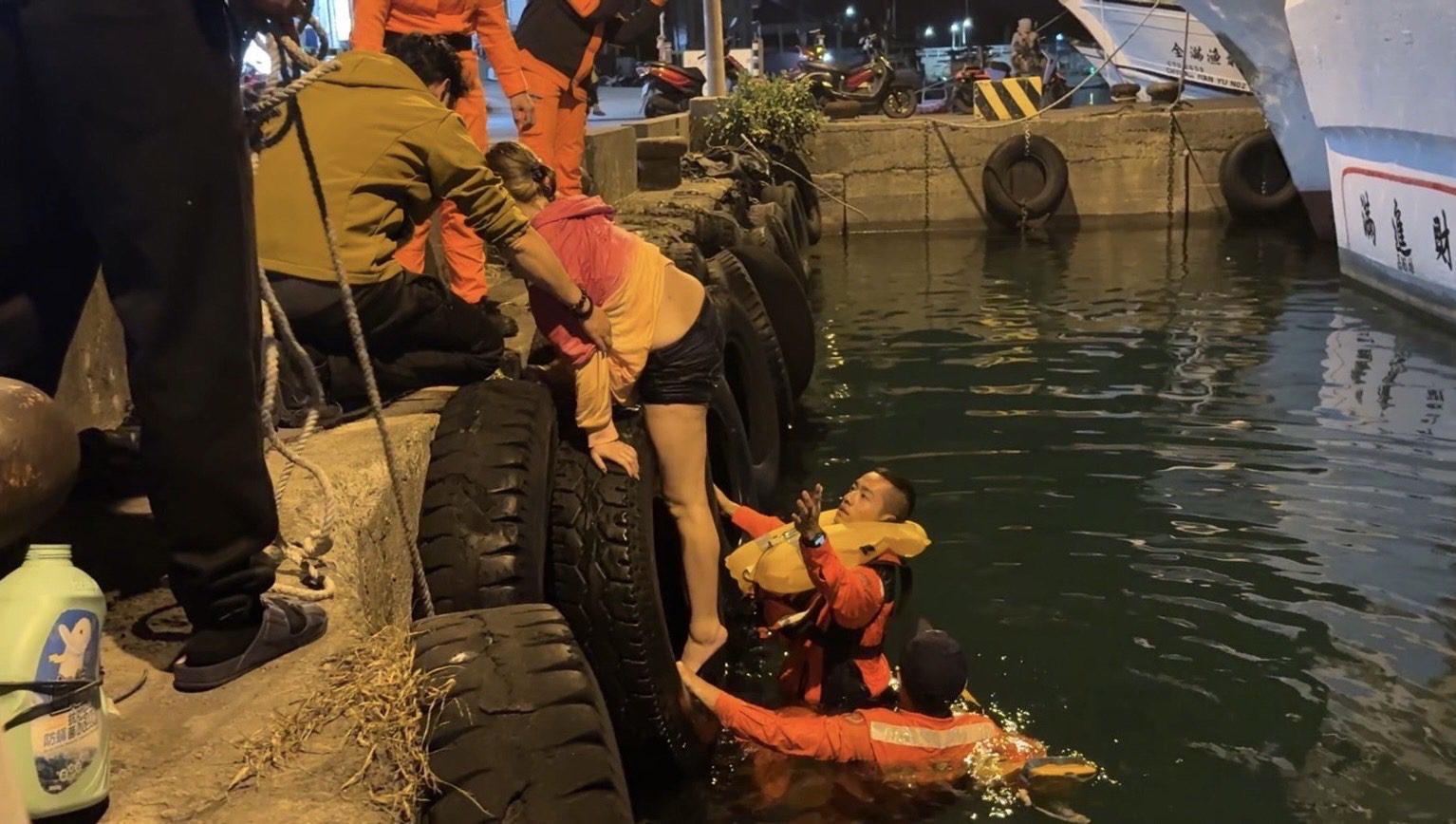 小琉球、高雄港2民眾落海　海巡即刻救援