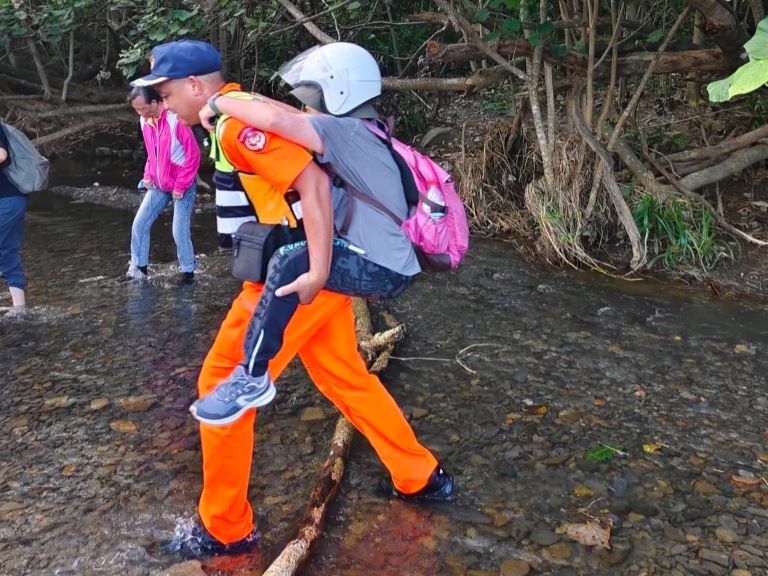 屏東遊客古道健行體力不支　海巡即刻救援背負下山