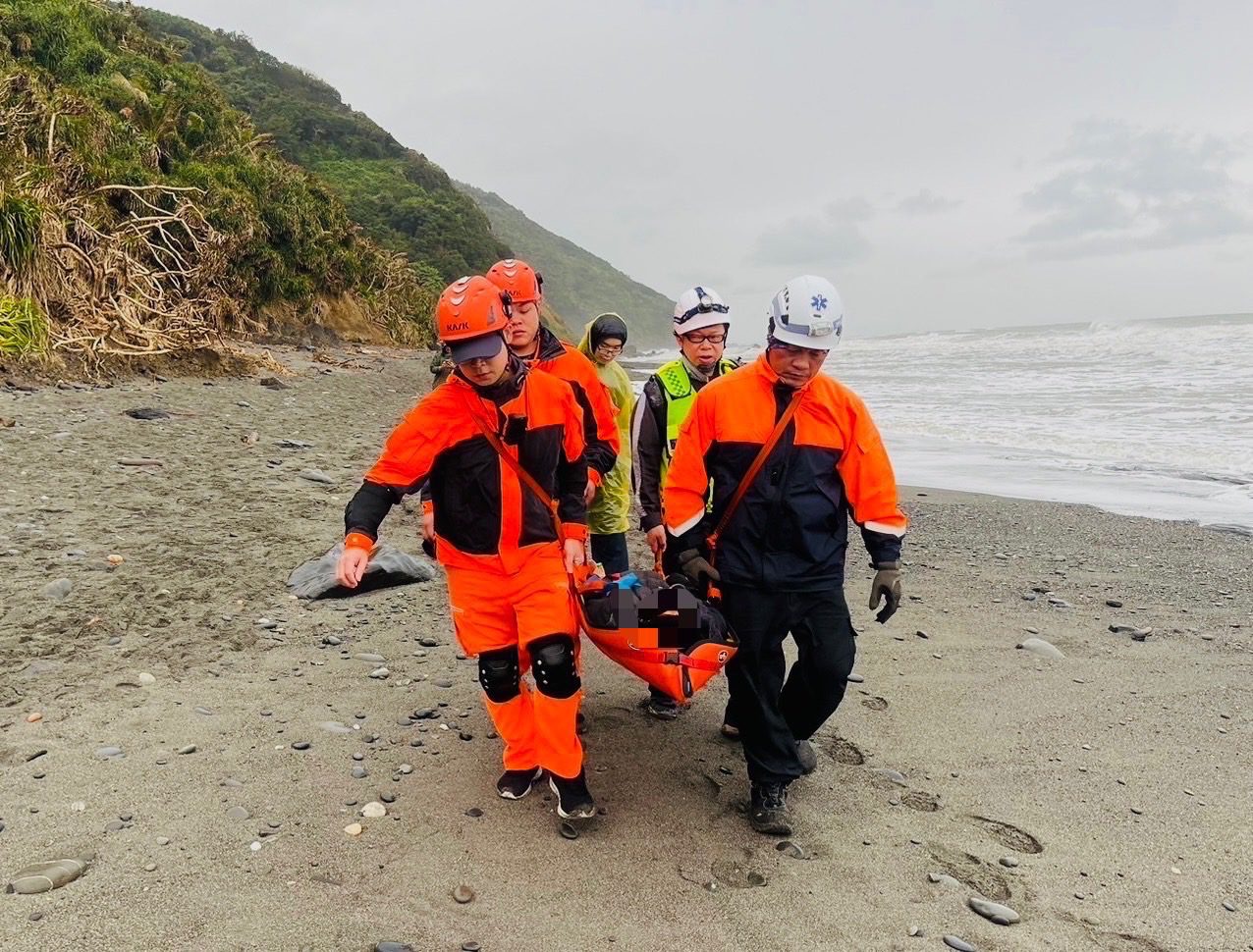 阿塱壹古道天雨路滑遊客失足骨折　海巡火速救援送醫