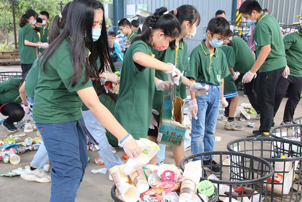 嘉義縣推動環保教育　小學生體驗清潔隊工作