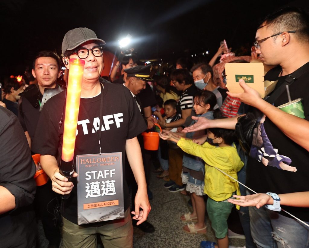 2025高雄萬聖節7萬人踩街狂歡　陳其邁化身工作人員與市民同樂