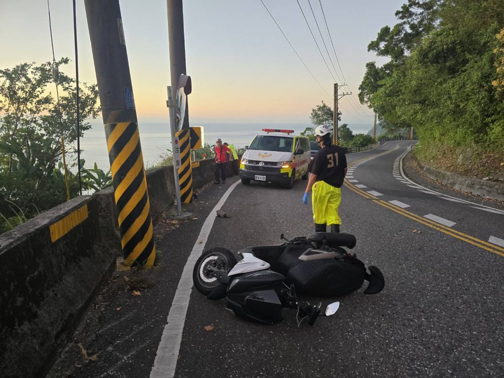 影音/機車騎士疑似擦撞護欄跌落山谷 蘇澳警消搜救尋獲遺體