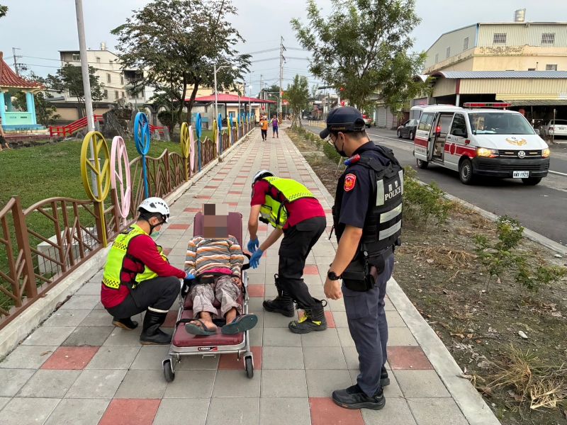 民眾疑似身體不適倒臥路旁　警方立即上前關懷救助