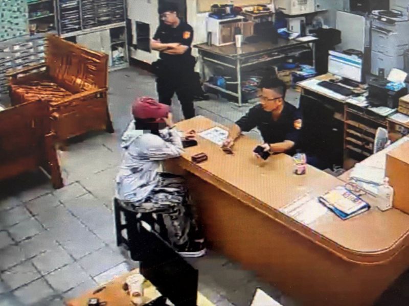 日女獨旅遇「燃煤之急」　東港暖警自掏腰包借加油