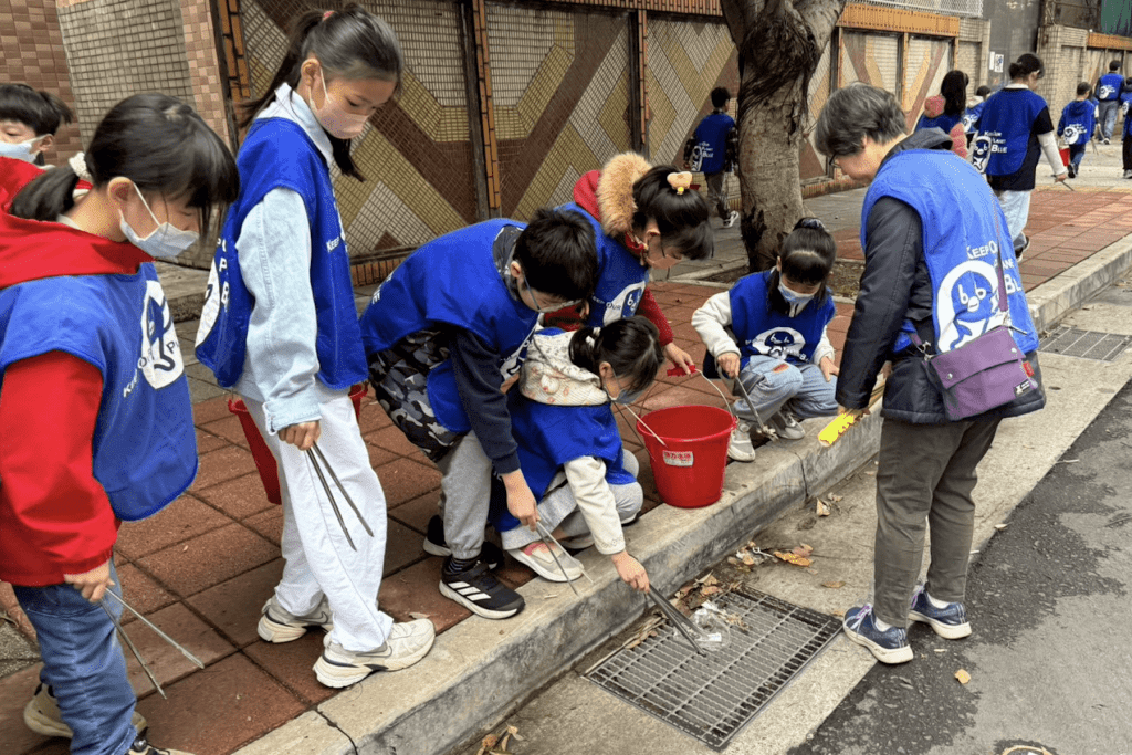 迎接地球日     新北環保局與慈心基金會號召百人淨街
