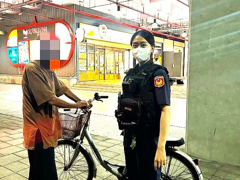 老翁騎車迷路　暖心內埔警協助返家
