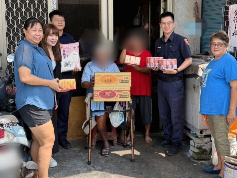 東港警結合直播主及下廍發展協會關懷弱勢