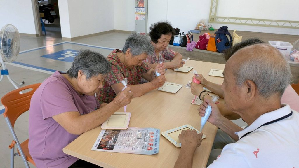長者齊聚手作「幸福奶油框」  溫馨迎節慶