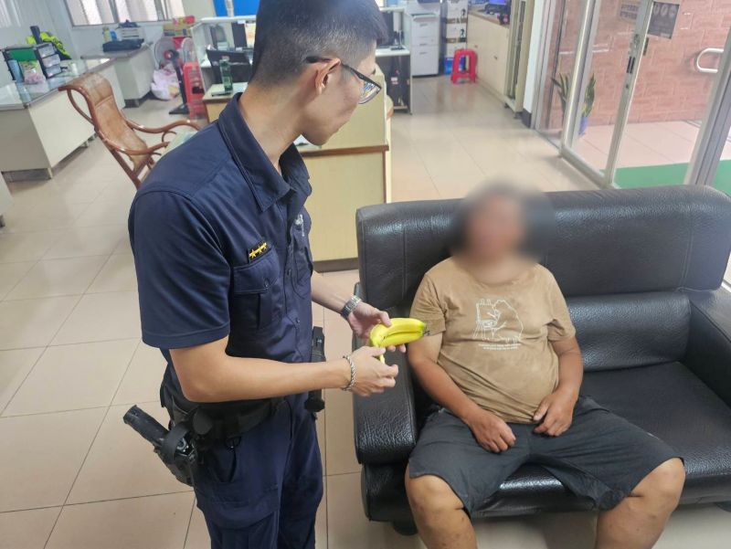 單車男子體力不支　東港暖警提供泡麵、水果充飢