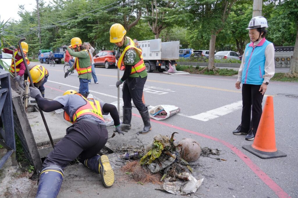 康芮颱風來勢洶洶  吉安鄉修剪樹木清溝防範