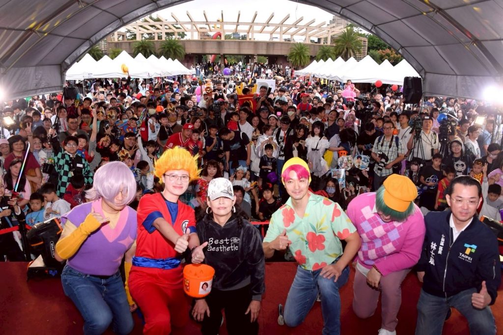 蔣萬安變身動漫男團Abby　現身天母萬聖節引小朋友暴動