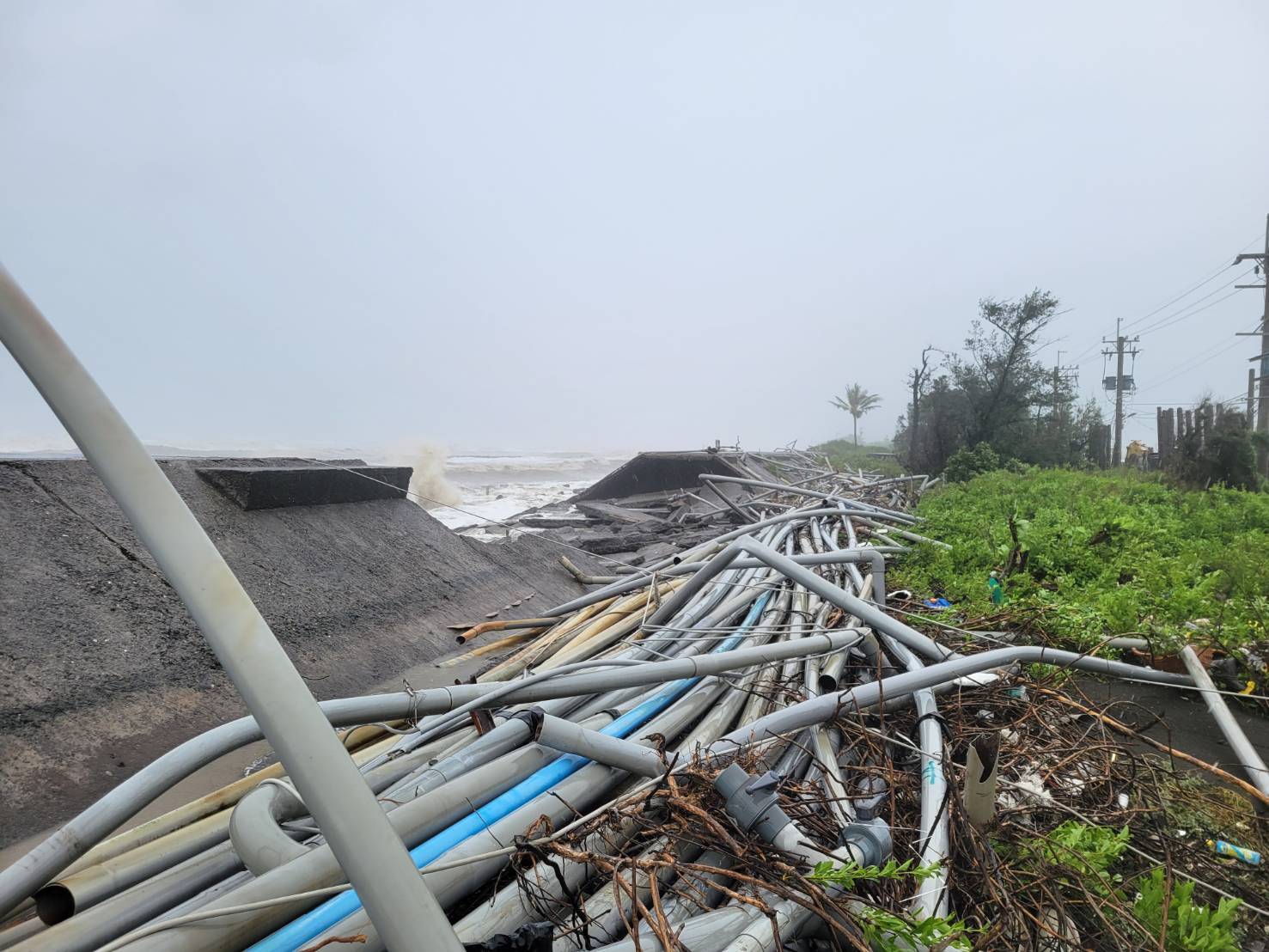 山陀兒颱風造成枋寮大庄海堤破堤    目前各單位共同搶修情形