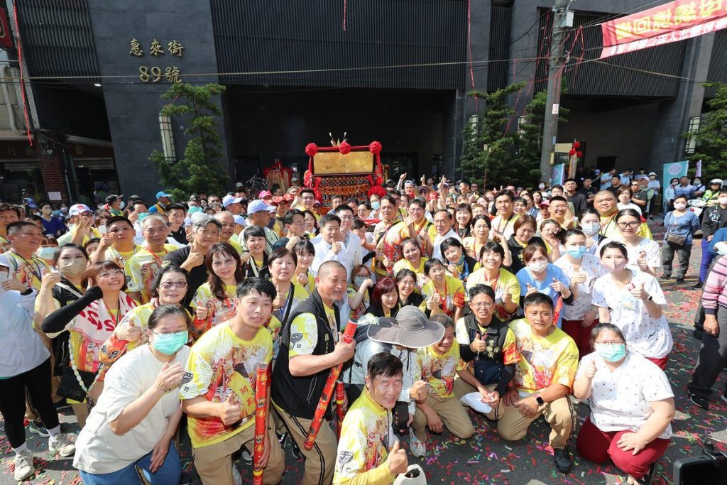 影音/大甲媽停駕員林宏仁醫院  白袍醫扛轎為患者祈福