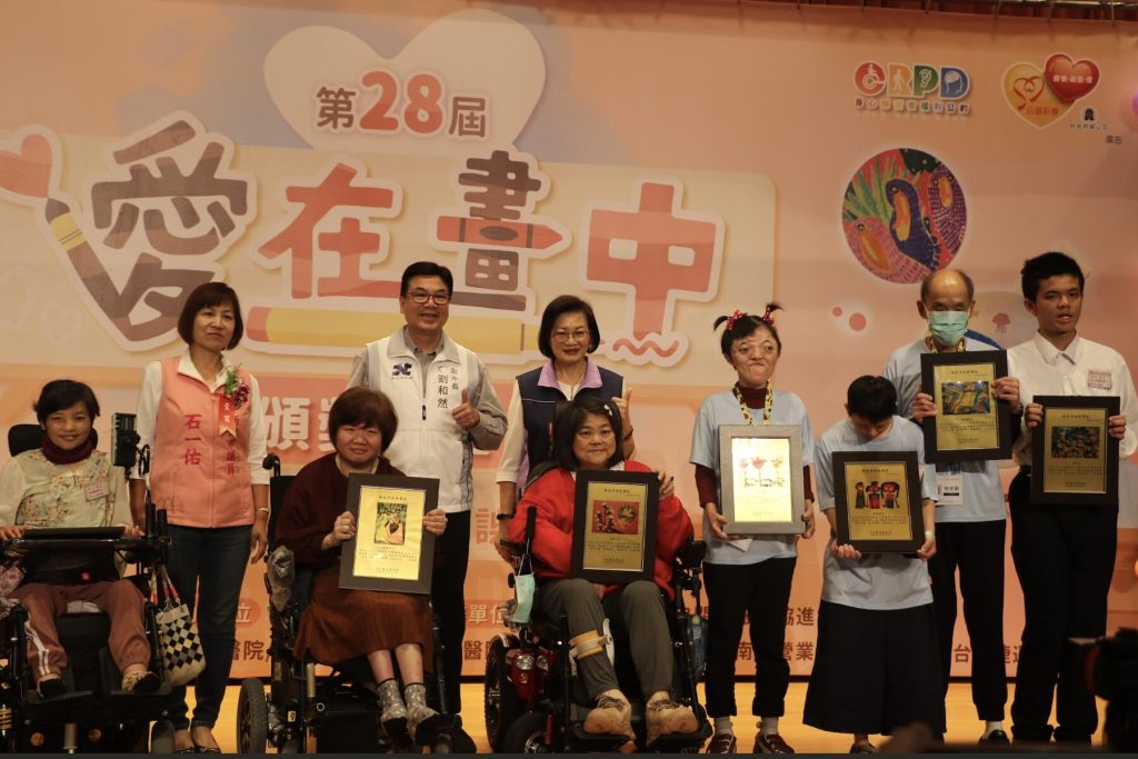 不只小作所、輔具     新北市府透過「愛在畫中」活動     讓身障朋友的藝術才華被看見