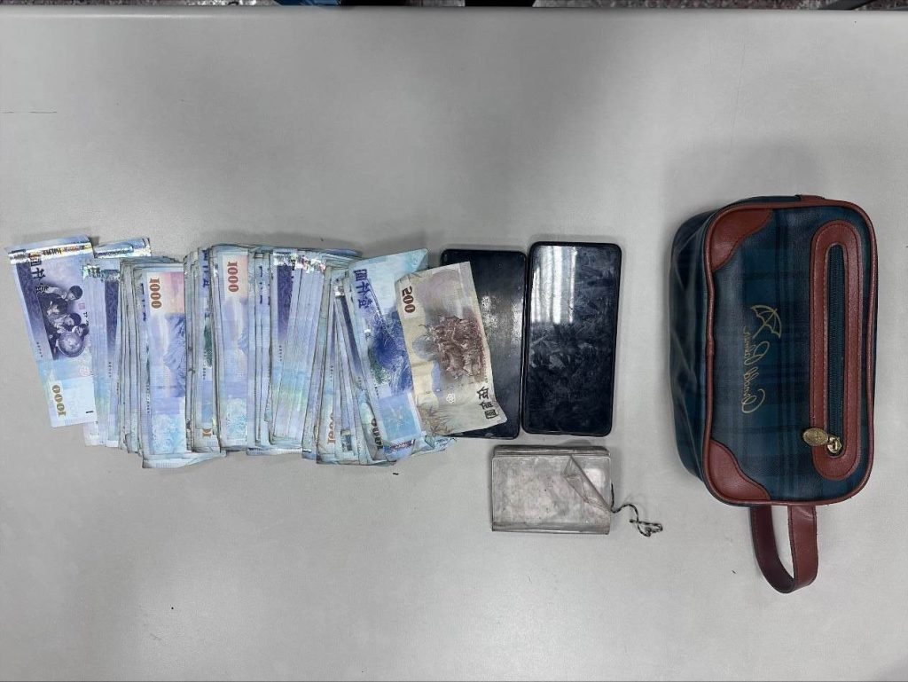 17萬現金丟垃圾車直送焚化爐　北投警翻垃圾堆找回