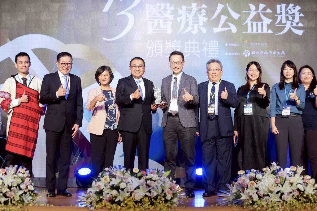 新北醫療公益獎頒獎     侯友宜親表揚3家永續醫院、25位卓越醫事人員