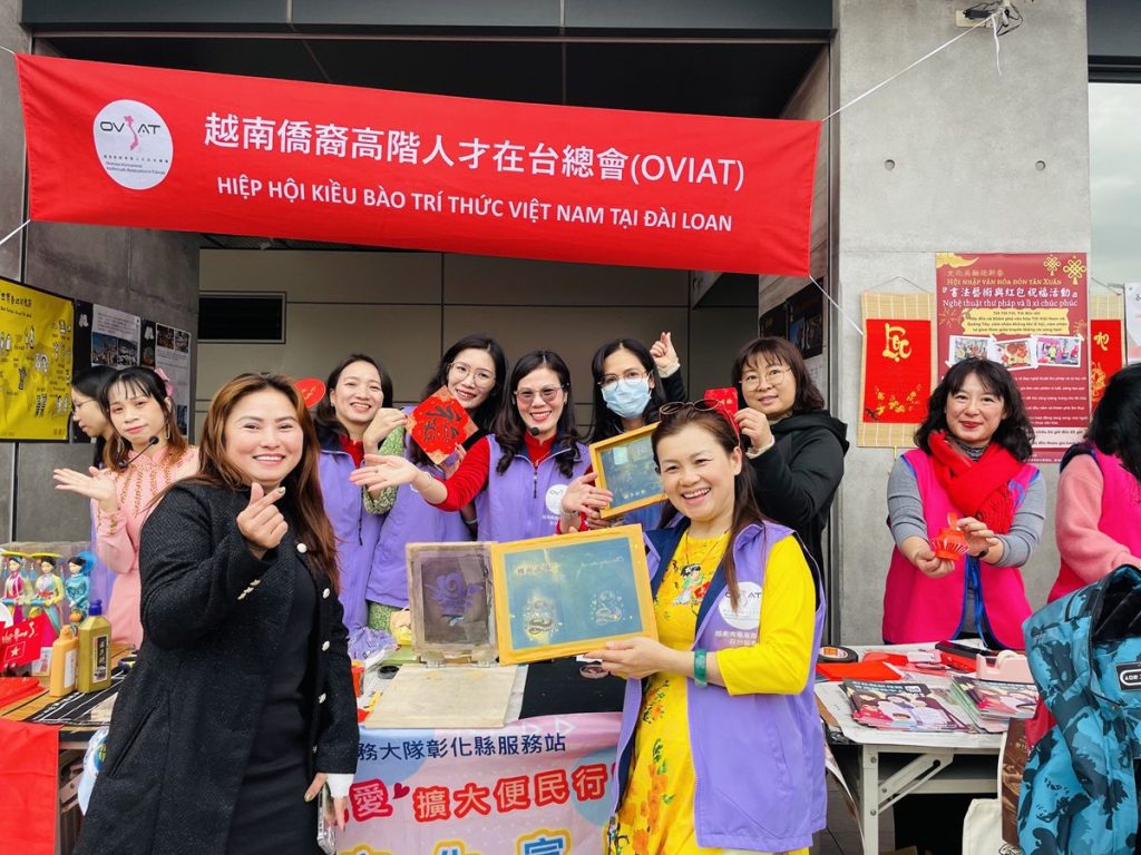 彰化車站飄異國年味　移民署攜手新住民自己印紅包迎蛇年