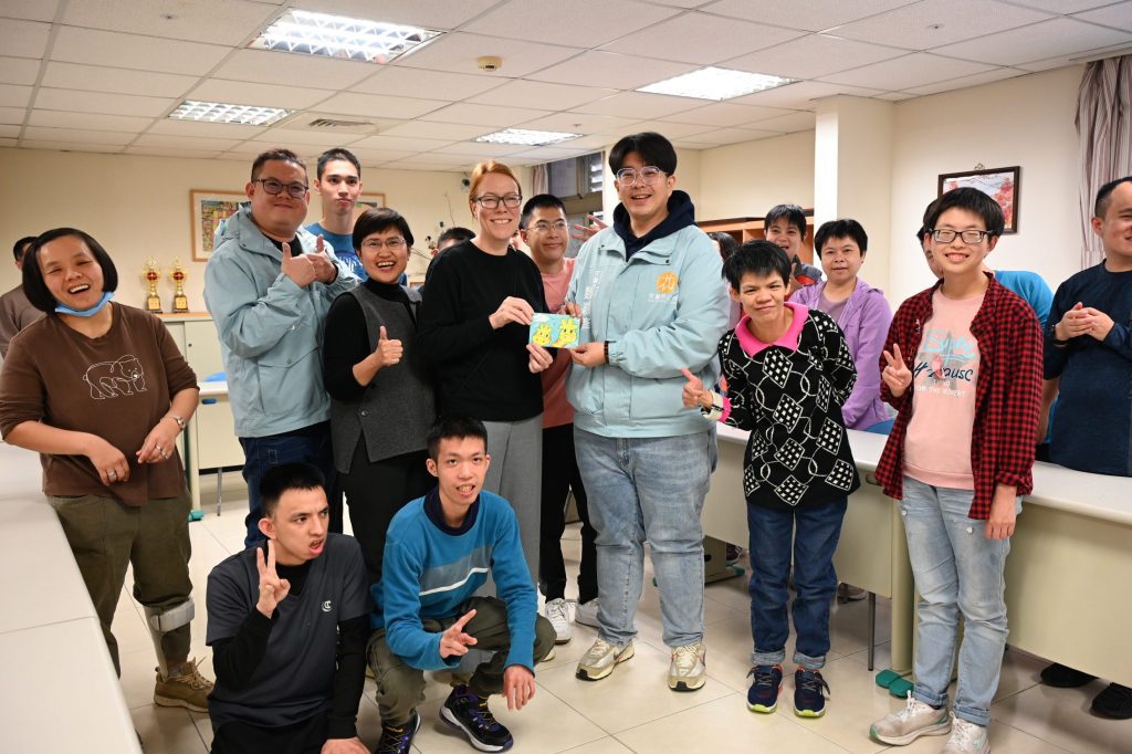 與幼兒提前歡度兒童節 魏嘉彥致贈速食餐券