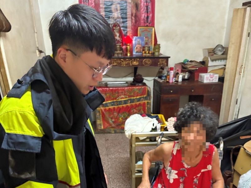 行動不便民眾跌落地板　萬巒警緊急救援