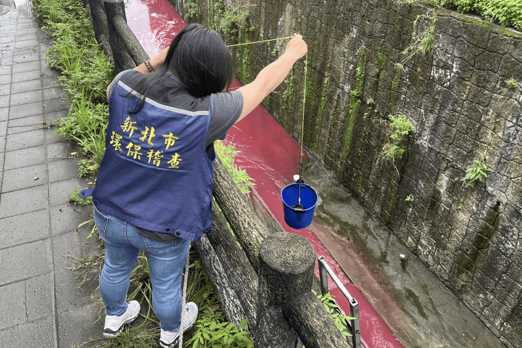AI系統建功!新北草濫溪染紅揪出業者偷排染髮劑     最重恐罰300萬