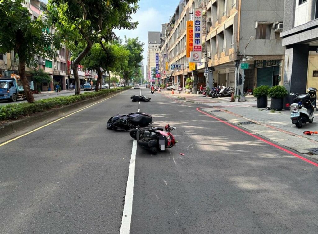 高雄市和平二路3機車未保持距離　連環撞4人輕傷