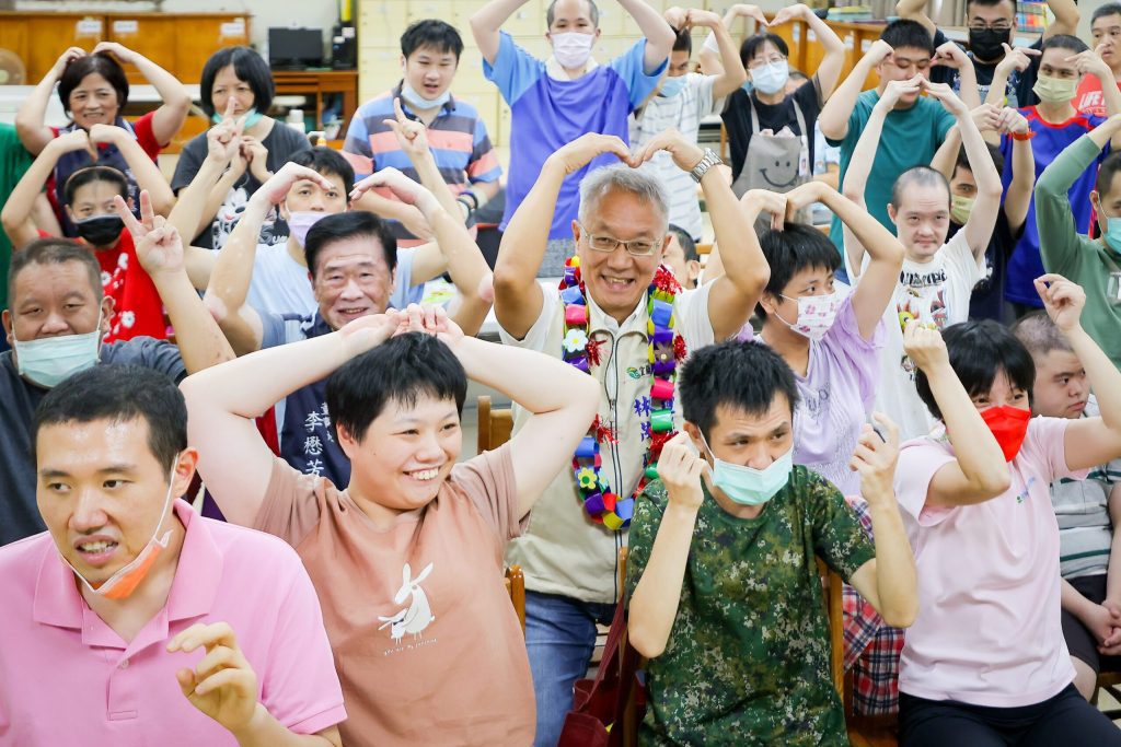 中秋節將屆  代理縣長林茂盛慰問社福機構致贈加菜金