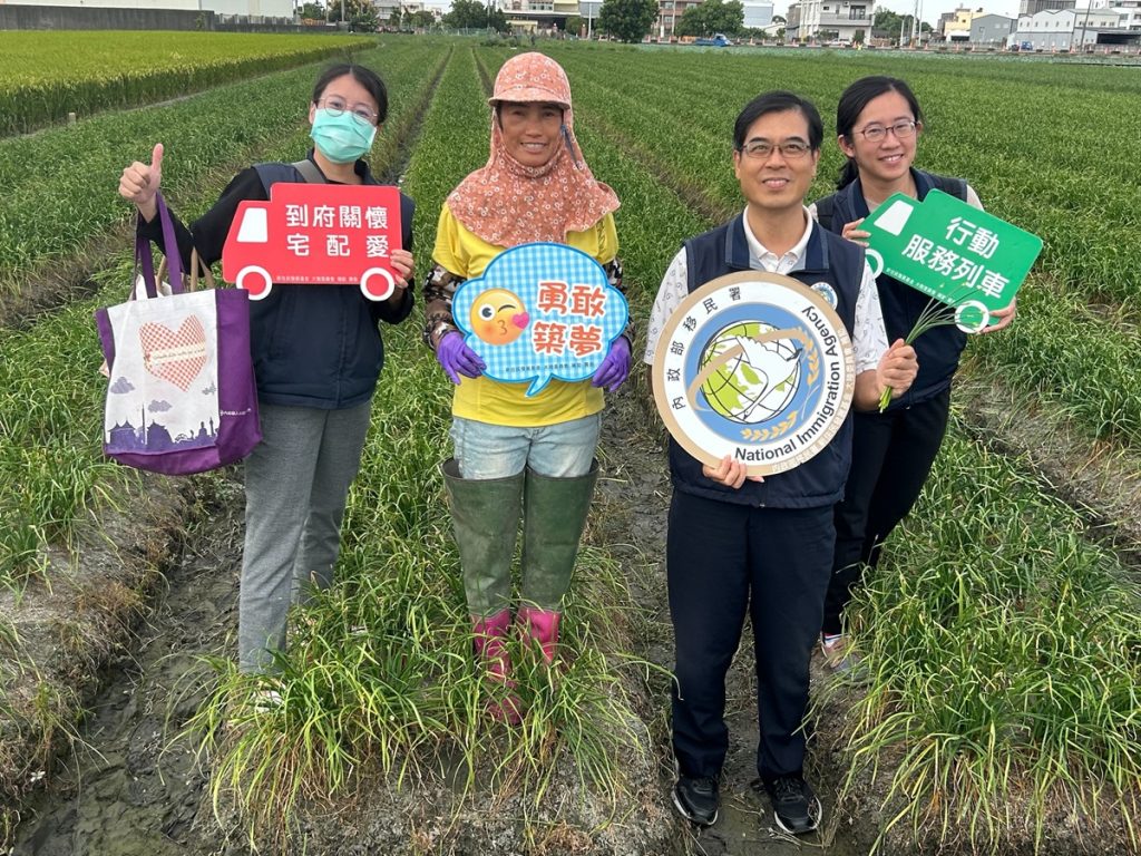 溪湖新住民勤耕韭菜花田　用雙手摘出雙學霸