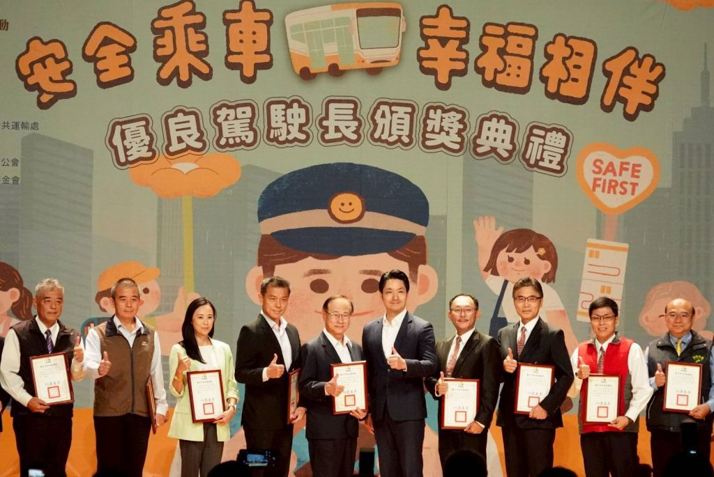 台北公車服務獲市民按讚　蔣萬安親頒獎項肯定駕駛溫暖舉動