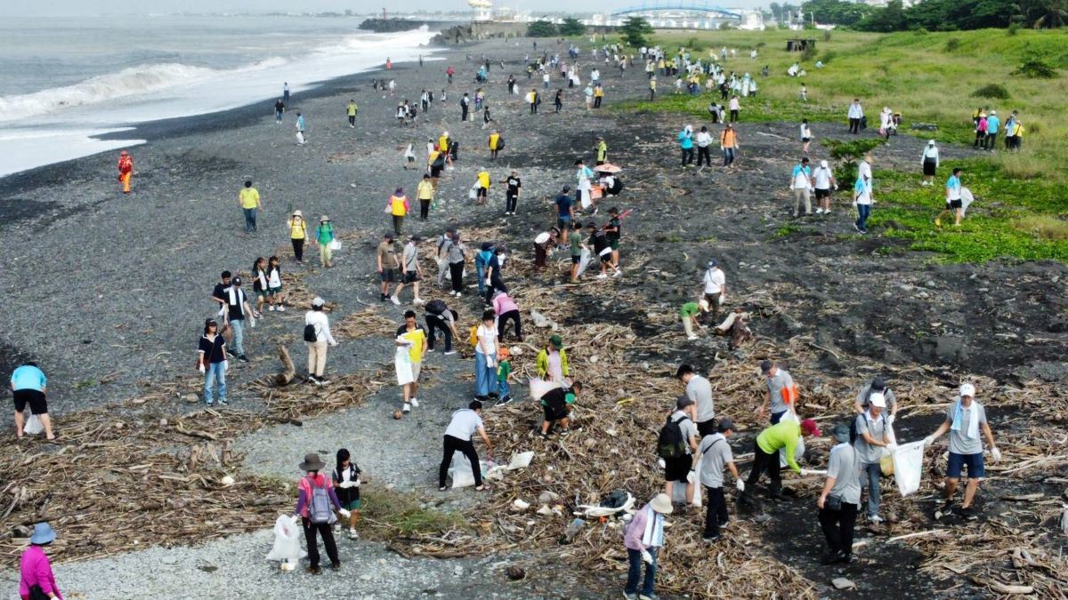 屏東環保局攜手企業及小小稽查員　國際淨灘日齊心守護海洋