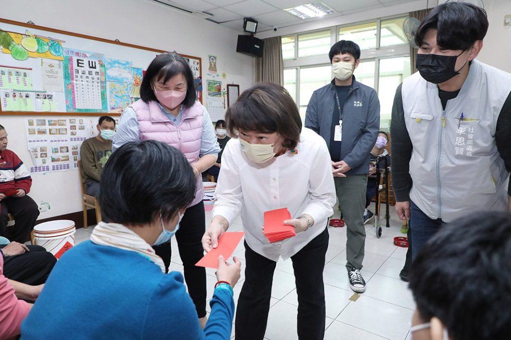 黃敏惠前往社福機構溫馨拜早年　致贈春節慰問金
