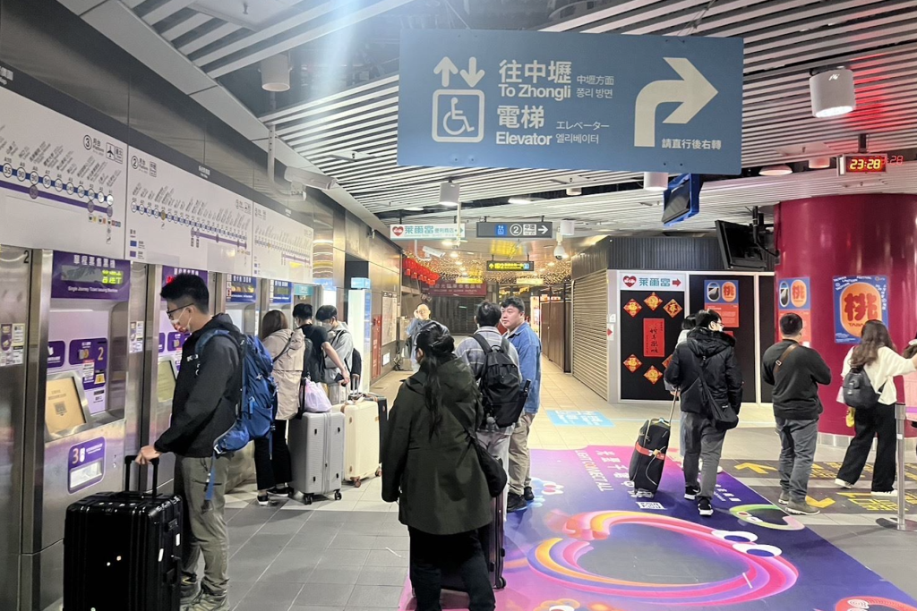逾220萬人擠爆！台灣燈會人潮創新高　1小時完成散場疏運
