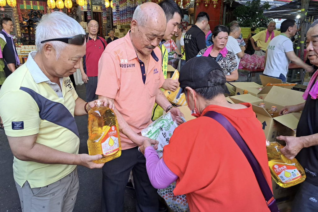 新北宮廟愛心不落人後     三重力行聖賢宮捐1.5萬斤平安米     汐止王母救世宮捐20萬禮券