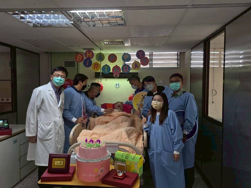 用尊重與愛守護生命　花醫為百歲病友舉辦慶生會