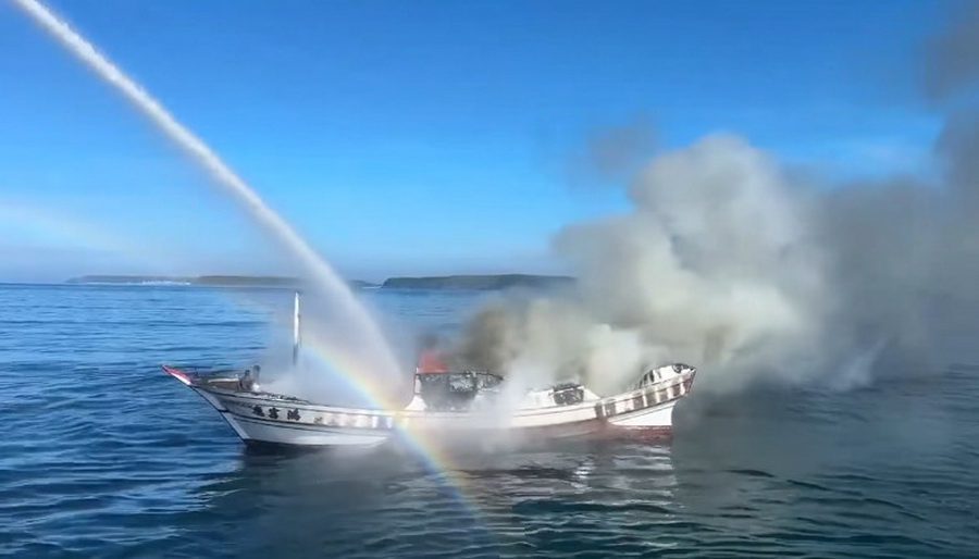 澎湖火燒船 海巡艇馳援滅火