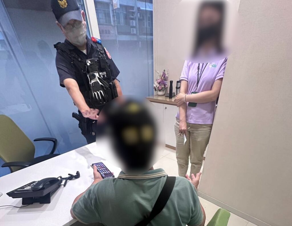 長者辦卡糾紛 警方到場協助排解