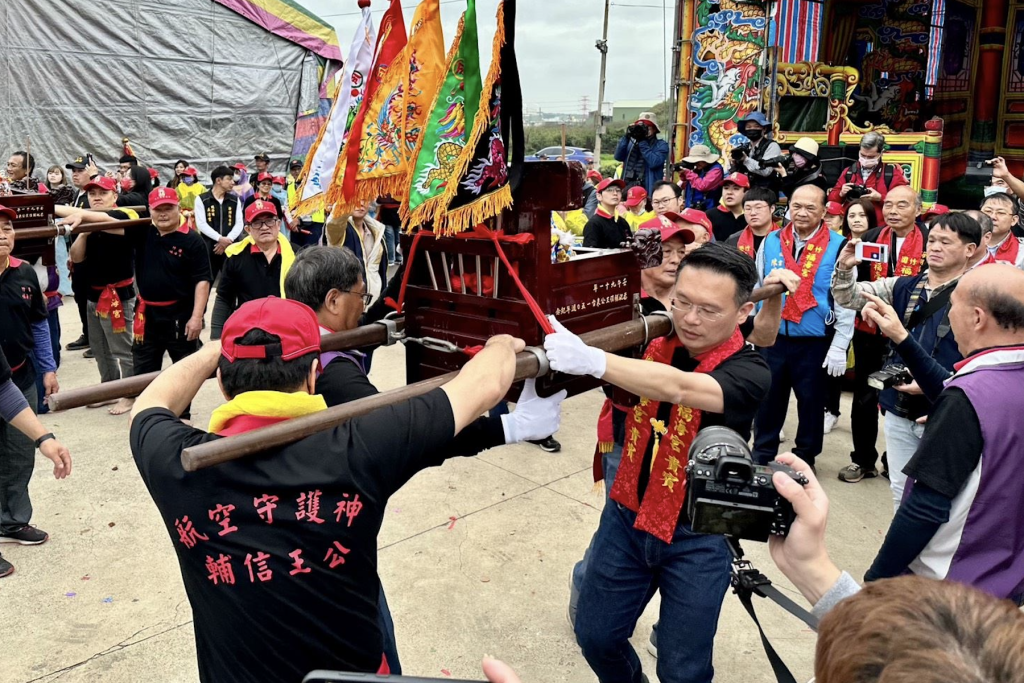 輔信王公聖誕千秋大典熱鬧登場     蘇俊賓體驗百年歷史飛輦轎