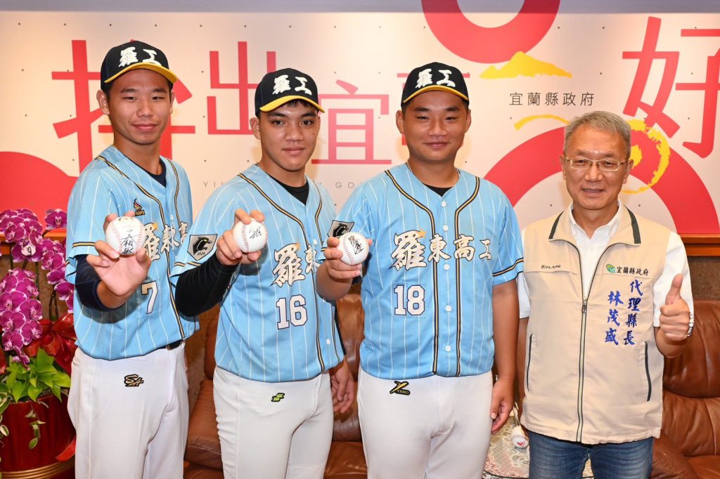 棒球新星閃耀職棒及企業甲組 　 三選手親贈簽名球致謝縣府