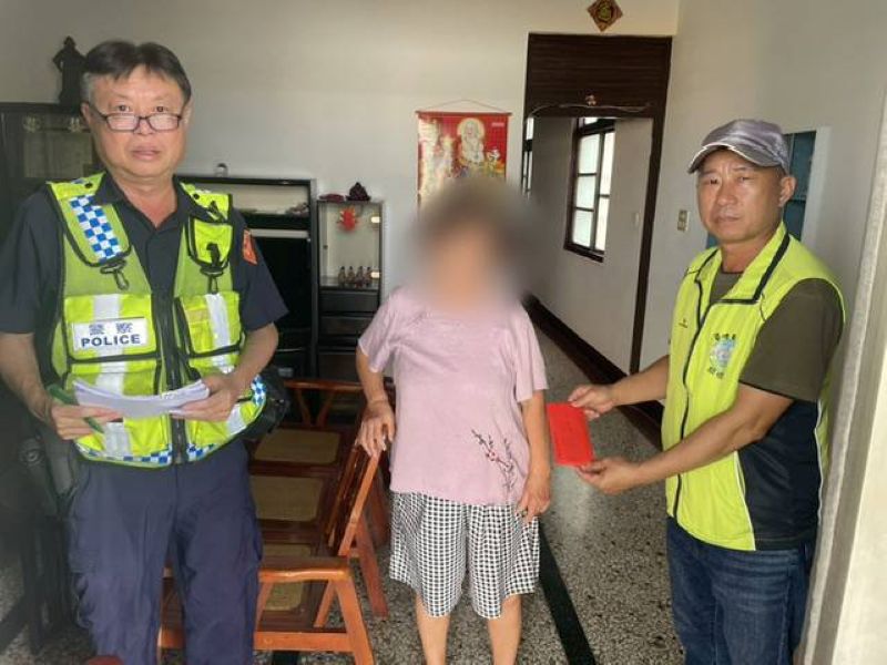 東港警關懷弱勢　偕善心人士贈物資