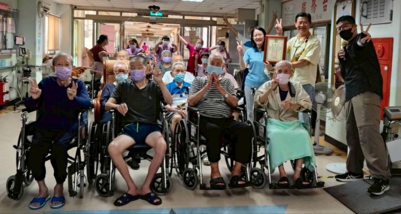 張志範將軍薩克斯風演奏　九三軍人節樂聲伴舞溫暖高雄榮家