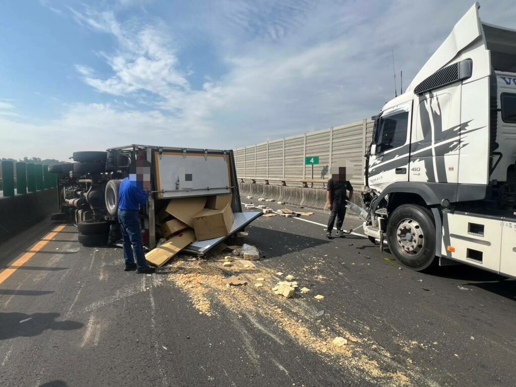台88快速道路西向道路曳引車與小貨車碰撞　小貨車翻車駕駛輕傷