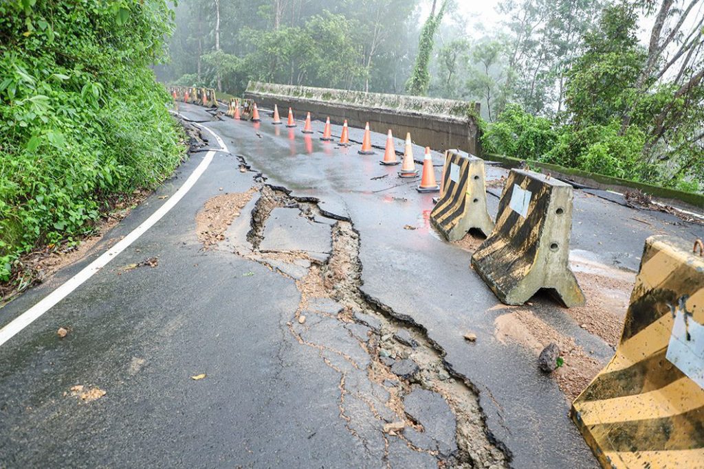 豪雨沖毀嘉義縣山區道路　縣府封閉12路段啟動管制