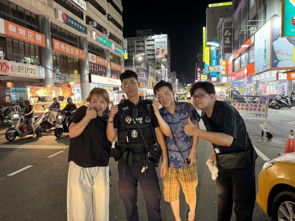 迷路也有好風景　新興警暖陪日籍旅客赴著名夜市