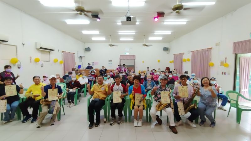 魅力無限、樂齡活力　高屏溪薩酷啦樂團公益演奏音樂饗宴