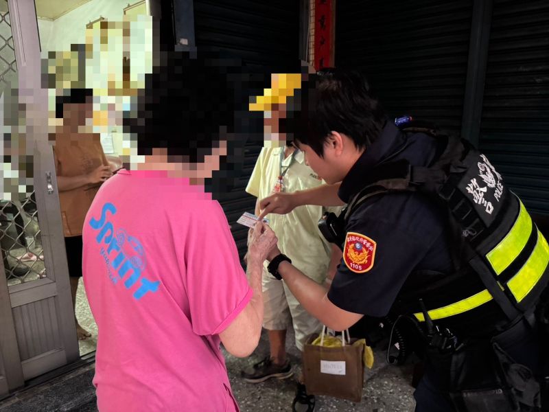 熱心警助失智翁返家　屏東警雨中即時伸援手
