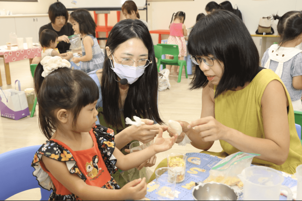 新北公托烘焙課超夯     親子齊聚做起司杯子蛋糕