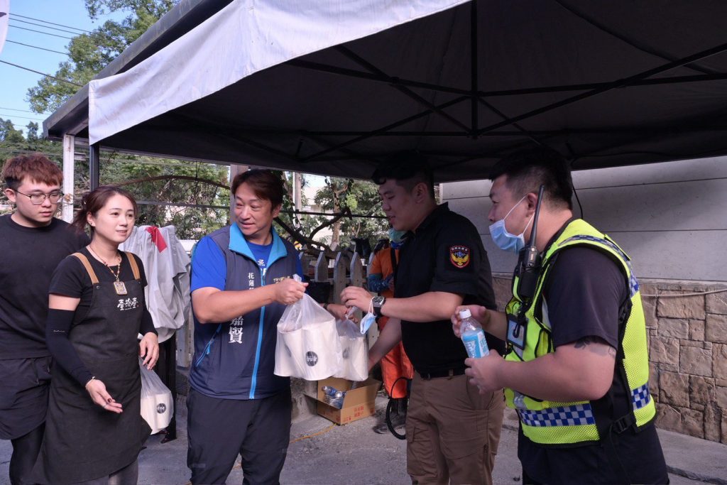 愛心一杯接一杯　魏嘉賢前進光復災區送暖