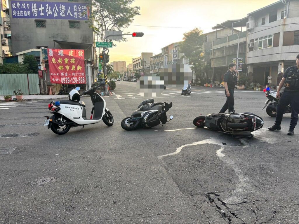 高市成功一路機車閃救護車後2部機車未保持安全車距追撞　2男受罰